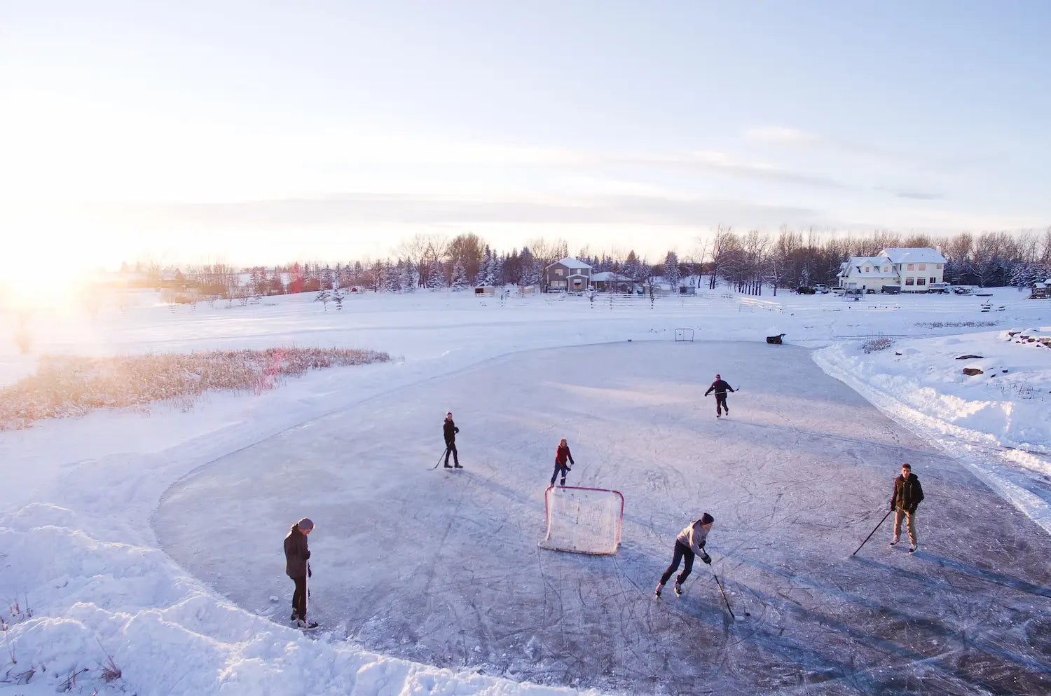 Menschen spielen Eishockey auf gefrorenem See