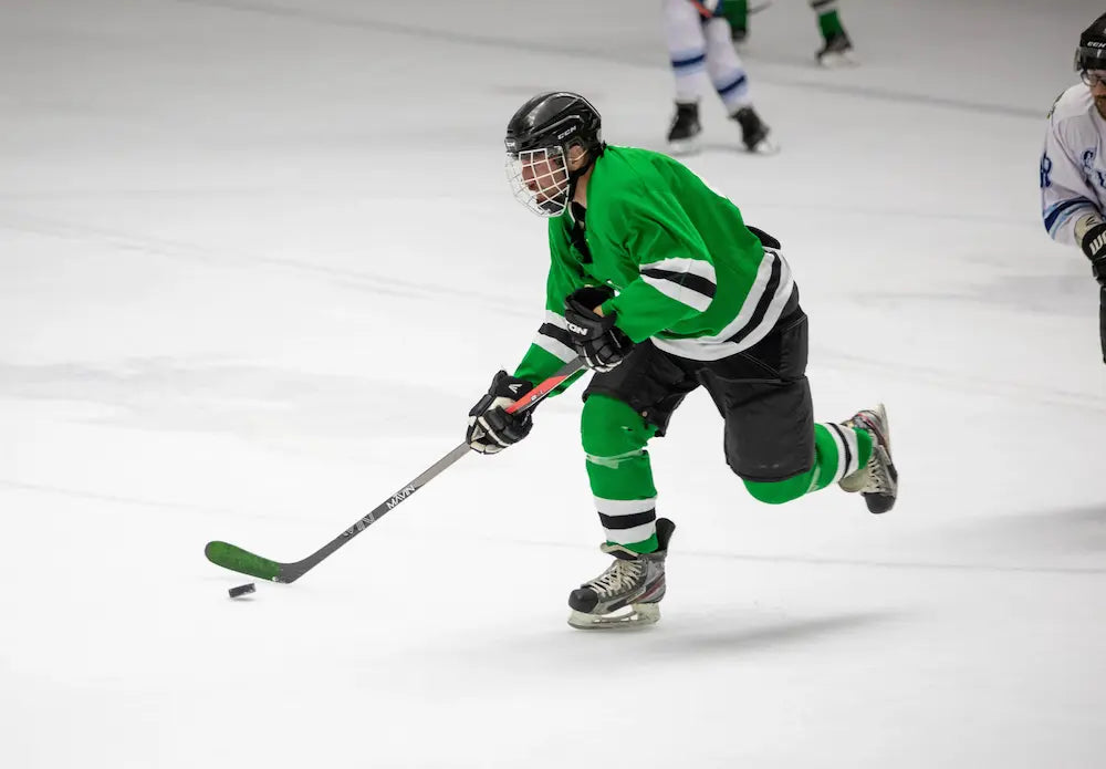 Mann beim Eishockey spielen