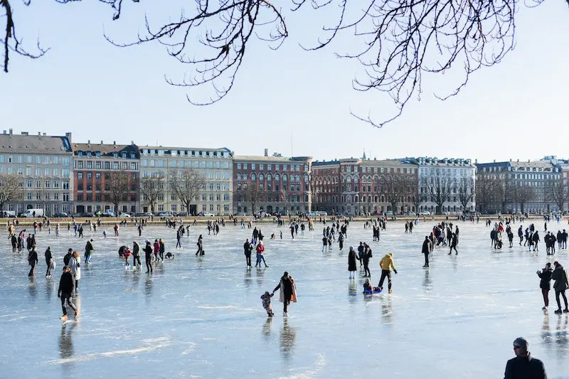 Menschenmenge am Eislaufen auf gefrorenem See in der Stadt