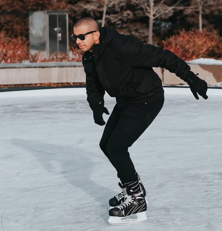 Mann beim Schlittschuhfahren